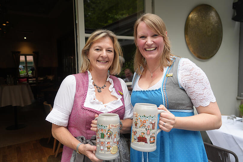Wiesn-Stadträtin Anja Berger (links)  bei der Krug-Vorstellung der Wiesn-Wirte zusammen mit Marlene Speck-Waller, Bier-Sommelière.