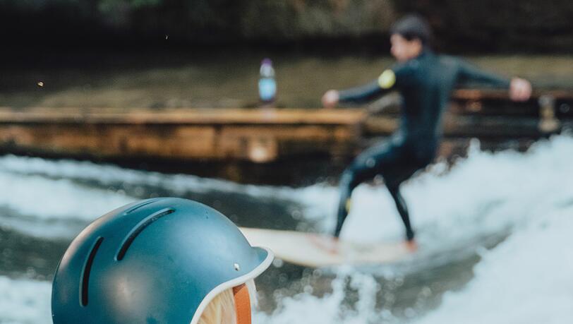 Noch auf dem Rad, bald auf der Welle? Vor allem Kinder schauen am Eisbach wieder gebannt den Surfern zu, wenn auch nur ein Teil der Welle surfbar ist. Noch auf dem Rad, bald auf der Welle? Vor allem Kinder schauen am Eisbach wieder gebannt den Surfern zu, wenn auch nur ein Teil der Welle surfbar ist.