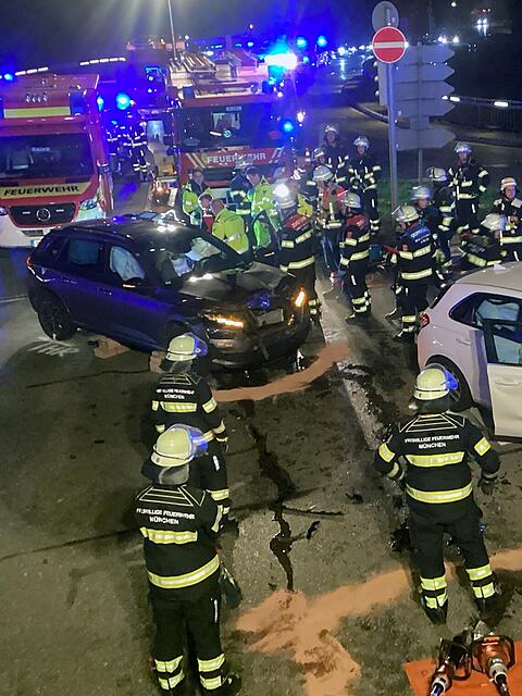 Ohne das Fahrzeug aufzuschneiden, wurde die schwer verletzte Frau z&uuml;gig aus ihrem Fahrzeug gerettet und in eine M&uuml;nchner Klinik gebracht.
