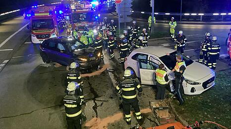 Ohne das Fahrzeug aufzuschneiden, wurde die schwer verletzte Frau z&uuml;gig aus ihrem Fahrzeug gerettet und in eine M&uuml;nchner Klinik gebracht.