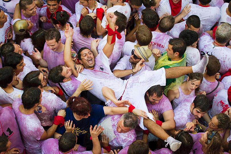 Das legendäre Stierlaufen in Pamplona ist eröffnet. Die verrücktesten Bilder des Eröffnungstages.