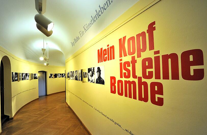 Eine kleine Ausstellung im Münchner Literaturarchiv Monacensia gewährt nun intime Einblicke in das Leben
und die Befindlichkeiten des Darstellers Jörg Hube, der im Sommer 2009 mit 65 Jahren nach schwerer Krankheit gestorben war. Die Bilder