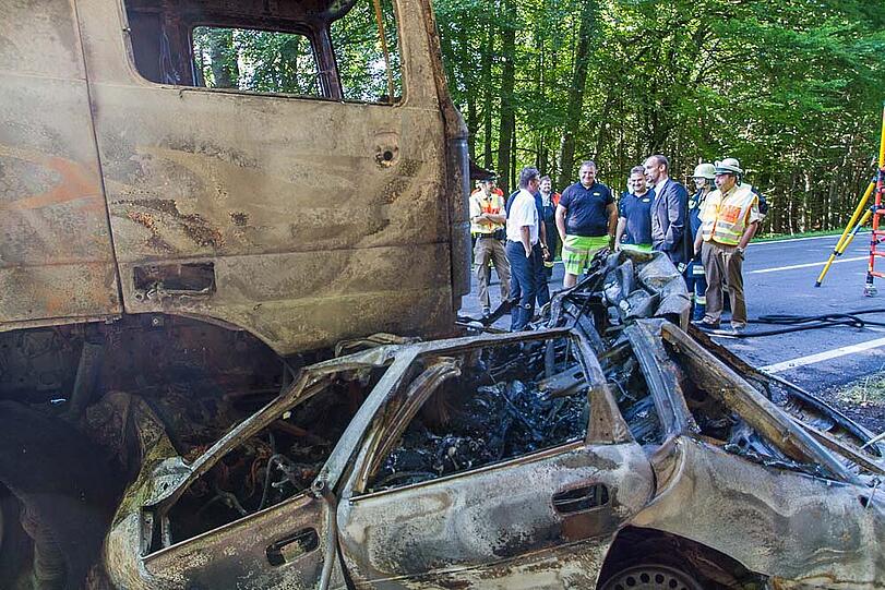 Aus bislang unbekannten Gründen kommt ein Auto auf die Gegenfahrbahn, prallt gegen einen Laster und wird unter ihn geschoben. Beide Fahrzeuge brennen komplett aus; der Autofahrer verbrennt bis zur Unkenntlichkeit.