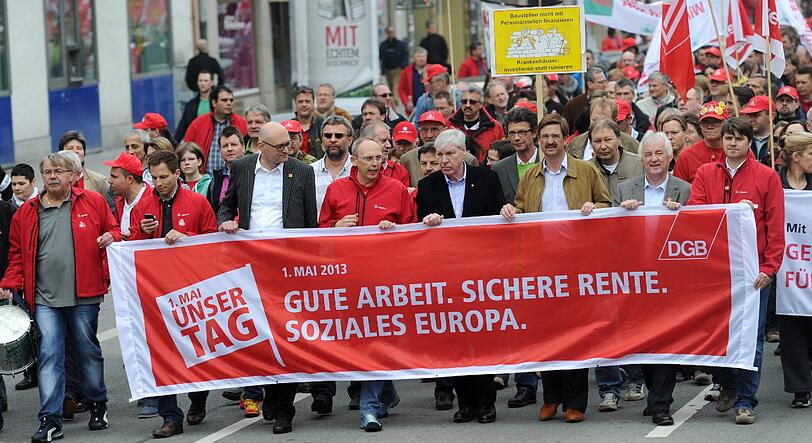 DGB-Chef Michael Sommer an der Spitze des Demonstrationszugs in München trägt einen Banner mit den Forderungen "Gute Arbeit. Sichere Rente. Soziales Europa."