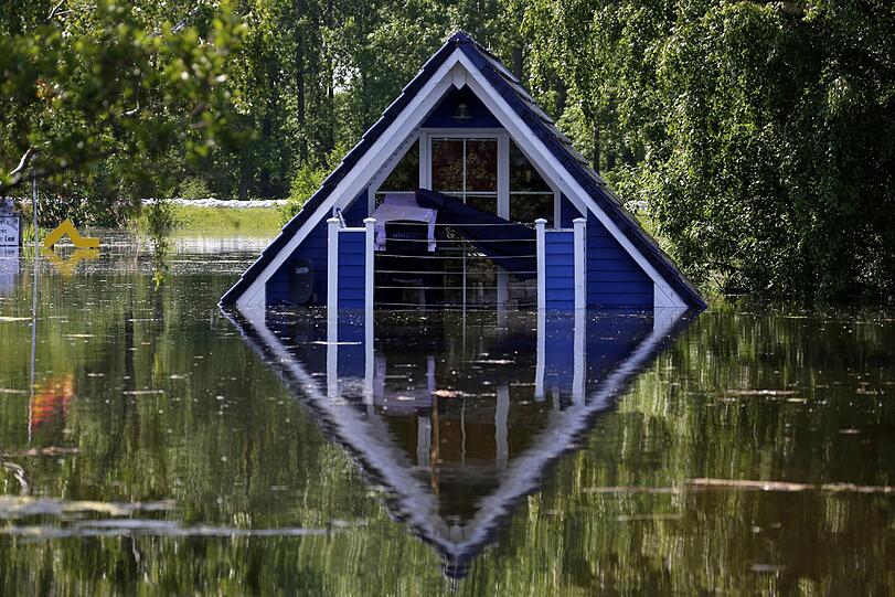 Nur noch das Fach eines Ferienhauses schaut am 10.06.2013 in Dömitz (Mecklenburg-Vorpommern) aus dem Hochwasser.