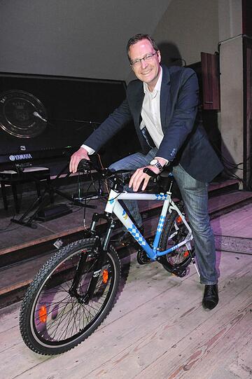 Promis beim Futurecom-Sommerfest: Dr. Martin Huber von der CSU auf einem Radl seiner Partei.