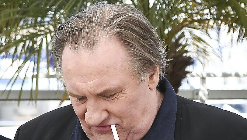Frönt zahlreichen Lastern, unter anderem auch dem Rauchen: Gerard Departieu Frönt zahlreichen Lastern, unter anderem auch dem Rauchen: Gerard Departieu