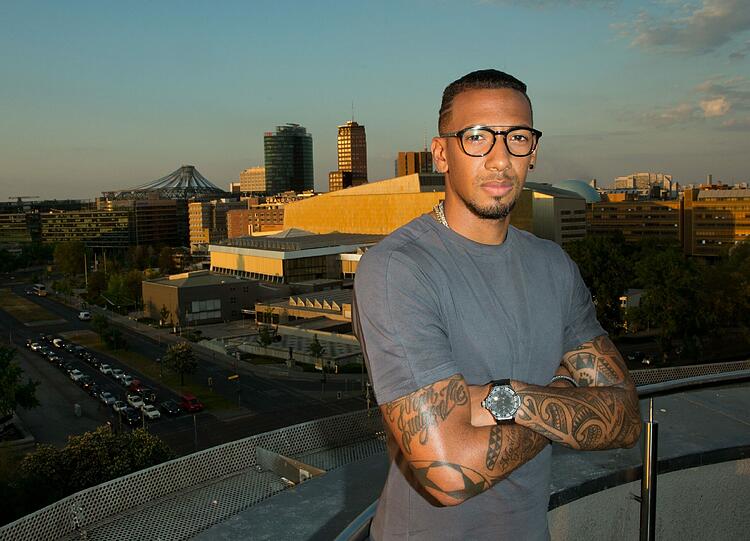 Jerome Boateng hat mit Edel Optics seine erste eigene Brillen-Kollektion auf den Markt gebracht und geht seitdem nicht mehr ohne Sehhilfe aus dem Haus.