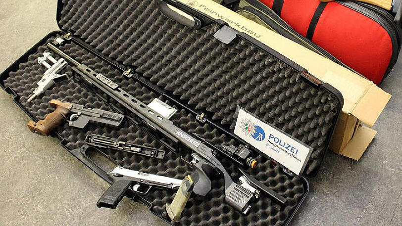 Das Handout der Polizei Bochum zeigt Waffen, die in Witten sichergestellt wurden.