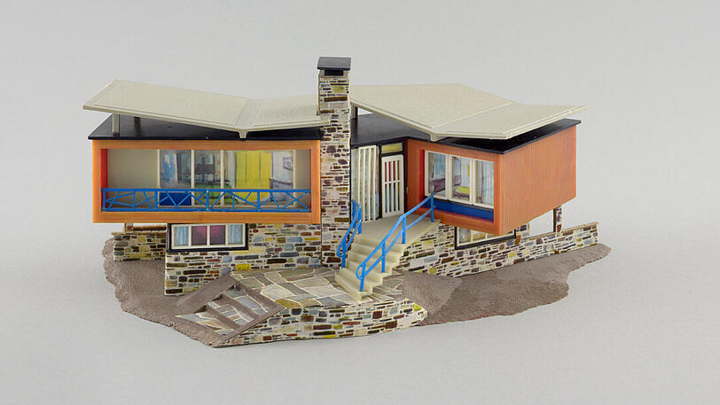 Die Modelleisenbahn-Firma Faller nimmt die Tessiner Villa in ihrer Formensprache genau auf.