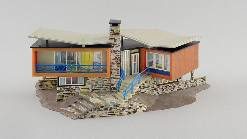 Die Modelleisenbahn-Firma Faller nimmt die Tessiner Villa in ihrer Formensprache genau auf. Die Modelleisenbahn-Firma Faller nimmt die Tessiner Villa in ihrer Formensprache genau auf.