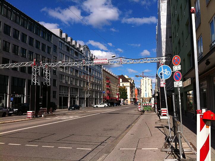 Die Kabel sind über die Straße gelegt.