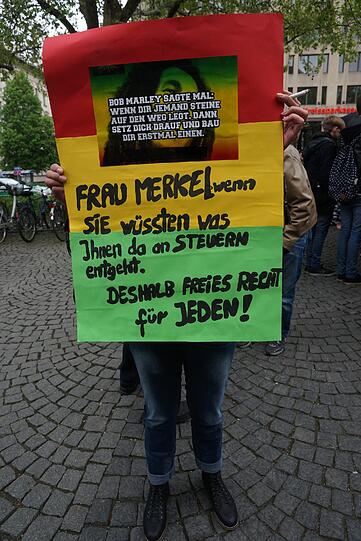 Etwa 200 Menschen demonstrieren am Sendlinger-Tor-Platz für die Legalisierung von Marihuana.