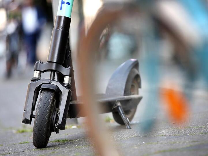 Seit Mitte Juni dürfen E-Tretroller in Deutschland auf Fahrradwegen und Straßen fahren.