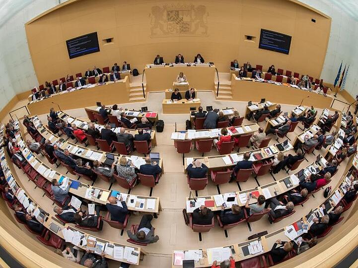 Abgeordnete nehmen an der Plenarsitzung im Landtag Bayern teil. Foto: Peter Kneffel/Archivbild