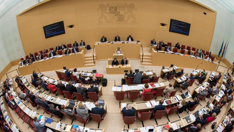 Abgeordnete nehmen an der Plenarsitzung im Landtag Bayern teil. Foto: Peter Kneffel/Archivbild Abgeordnete nehmen an der Plenarsitzung im Landtag Bayern teil. Foto: Peter Kneffel/Archivbild