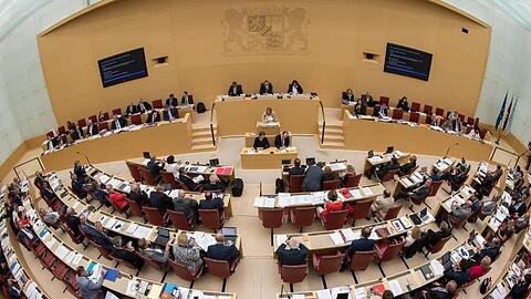 Abgeordnete nehmen an der Plenarsitzung im Landtag Bayern teil. Foto: Peter Kneffel/Archivbild