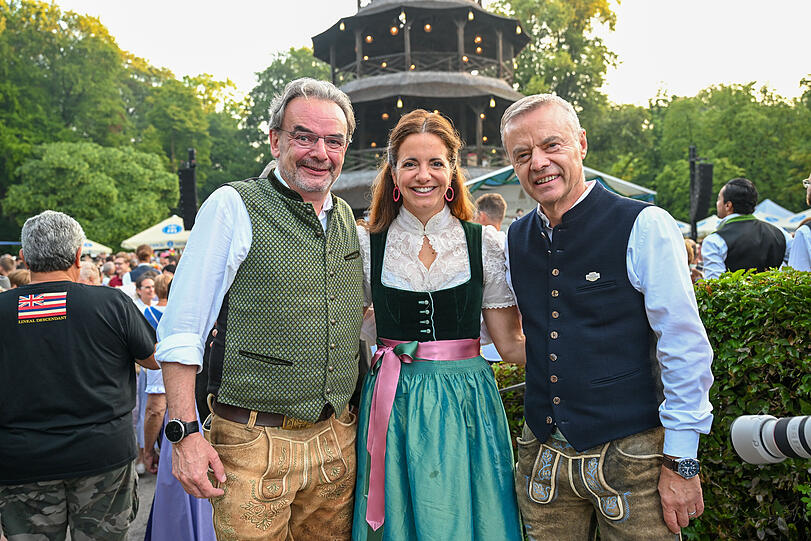 v.l. Klaus Peter Rupp (SPD-Stadtrat), Kristina Frank und Gregor Lemke beim
Kocherlball im Englischen Garten.