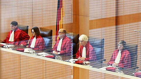 Verhandelt und verkündet wird in einem großen gläsernen Saal. Der Bau in Karlsruhe mit seinen großflächigen Fenstern soll Transparenz schaffen. (Archivbild)
