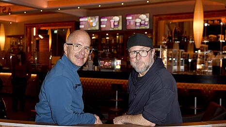 Christoph Maria Herbst und Bjarne M&auml;del haben nach elf Jahren Pause wieder in ihre alten &bdquo;Stromberg&ldquo;-Rollen zur&uuml;ckgefunden.