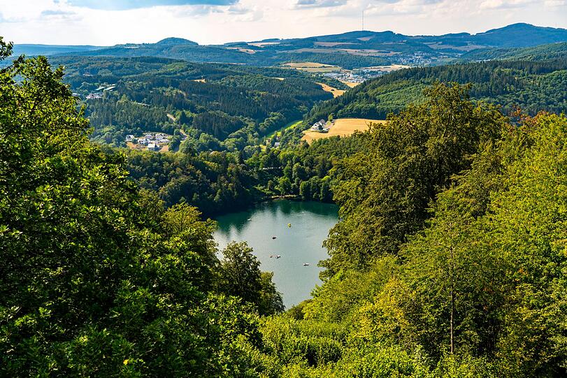 Der Wanderweg HeimatSpur MaareGlück verbindet die eindrucksvollsten Maare der Vulkaneifel. Der Wanderweg HeimatSpur MaareGlück verbindet die eindrucksvollsten Maare der Vulkaneifel.