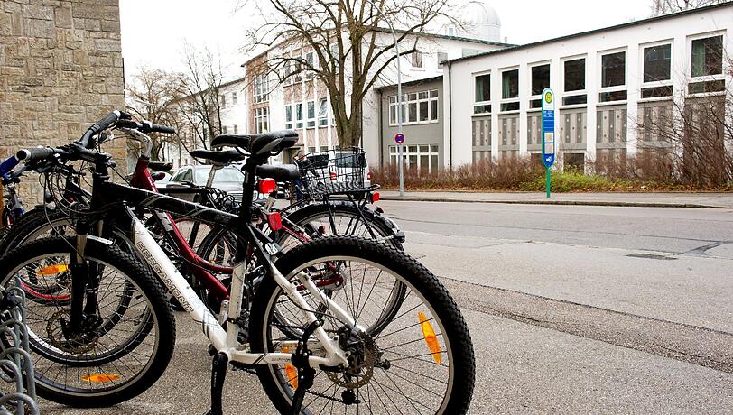 Alarm an einem oberbayerischen Gymnasium: Eine Jugendliche geht mit einem Messer auf Mitschüler los.