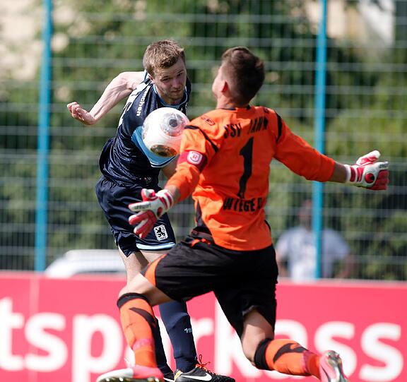 Die Löwen beim Testspiel gegen Jahn Regensburg.