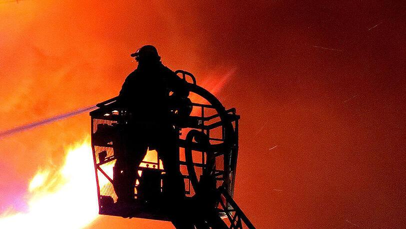 Rund 200 Einsatzkräfte kämpften mit dem Feuer (Symbolbild) Rund 200 Einsatzkräfte kämpften mit dem Feuer (Symbolbild)
