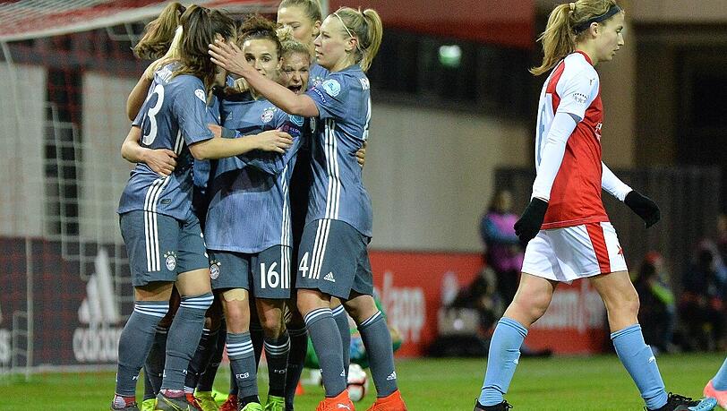 Die Bayern-Frauen Sara Däbritz, Lina Magull, Mandy Islacker, Dominika Skorvankova, Fridolina Rolfö und Melanie Leupolz sind in Feierlaune. Die Bayern-Frauen Sara Däbritz, Lina Magull, Mandy Islacker, Dominika Skorvankova, Fridolina Rolfö und Melanie Leupolz sind in Feierlaune.