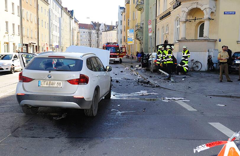 Die herumliegenden Teile stammen von diesem BMW.