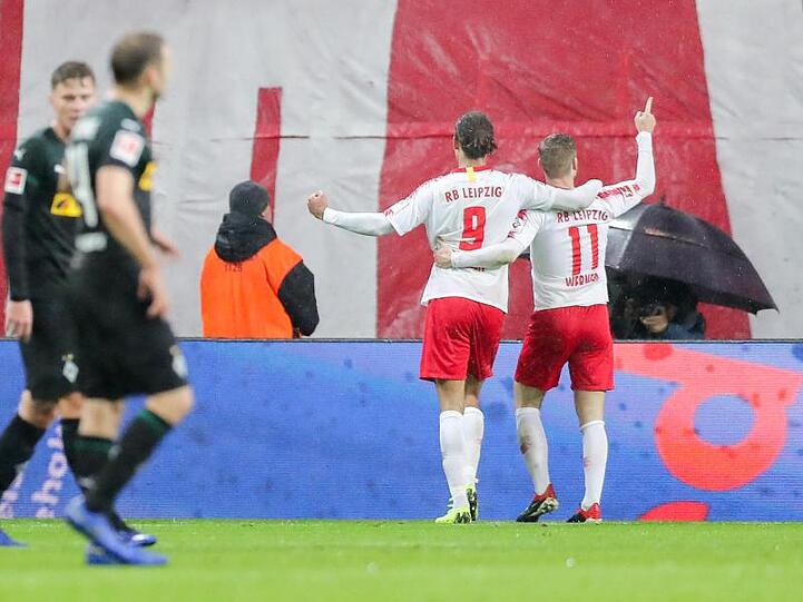 Leipzigs Yussuf Poulsen (2.v.r) und Timo Werner (r) jubeln nach dem 2:0.