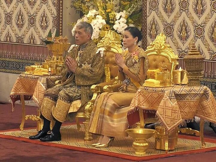 Thailands König Maha Vajiralongkorn neben Königin Suthida bei seiner Krönung am 4. Mai 2019.
