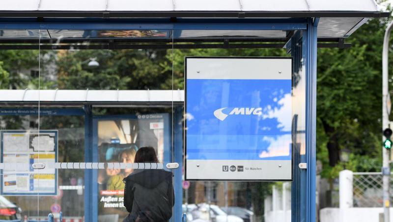 Eine Frau wartet an einer Straßenbahnhaltestelle. Foto: Tobias Hase/Archivbild Eine Frau wartet an einer Straßenbahnhaltestelle. Foto: Tobias Hase/Archivbild