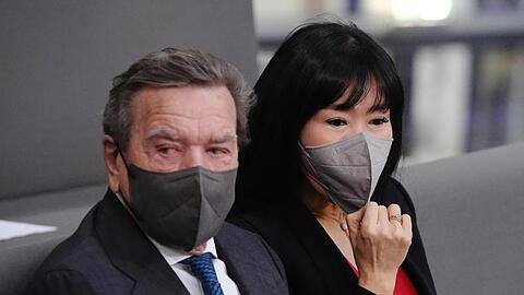 Der Ex-Bundeskanzler Gerhard Schröder sitzt mit seiner Frau So-yeon Schröder-Kim auf der Gäste-Tribüne.
