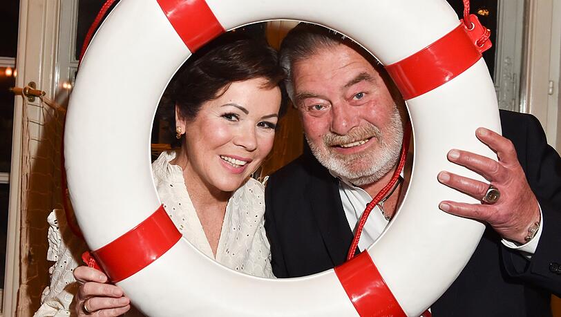 Die Hochzeit von Harry Wijnvoord und Iris wird sogar im TV übertragen. Die Hochzeit von Harry Wijnvoord und Iris wird sogar im TV übertragen.
