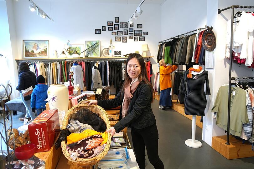 Stephanie Hong-Fichtinger im Gebrauchtwarenkaufhaus Weißer Rabe.
