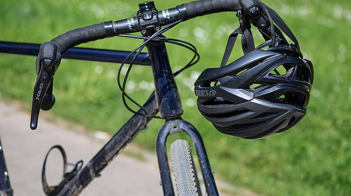 Ein seltener Unfall: Ein Radler stürzt ohne Helm, weil er an einer Autotür hängenbleibt und muss erst viel später ins Krankenhaus.
