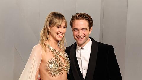 Robert Pattinson - hier mit Partnerin Suki Waterhouse - hat gut lachen: Gerade l&auml;uft es beruflich und privat perfekt f&uuml;r ihn.