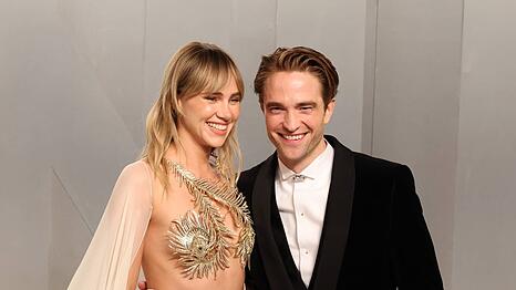 Robert Pattinson - hier mit Partnerin Suki Waterhouse - hat gut lachen: Gerade l&auml;uft es beruflich und privat perfekt f&uuml;r ihn.
