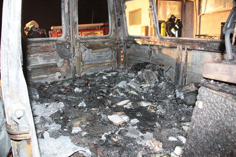 Völlig ausgebrannt: In Tötenberg bei Aschau stand ein Klein-Lkw in Flammen. Als die Feuerwehren beim Fahrzeug eintrafen, stand es bereits voll in Brand. Die Ursache des Feuers war zum Montagmorgen noch unbekannt.