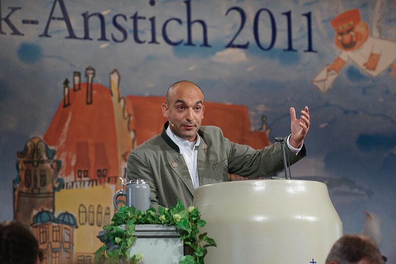 Auf ein neues: Wie 2011 wird Django Asül beim Maibock-Anstich auch heuer vom Leder ziehen.