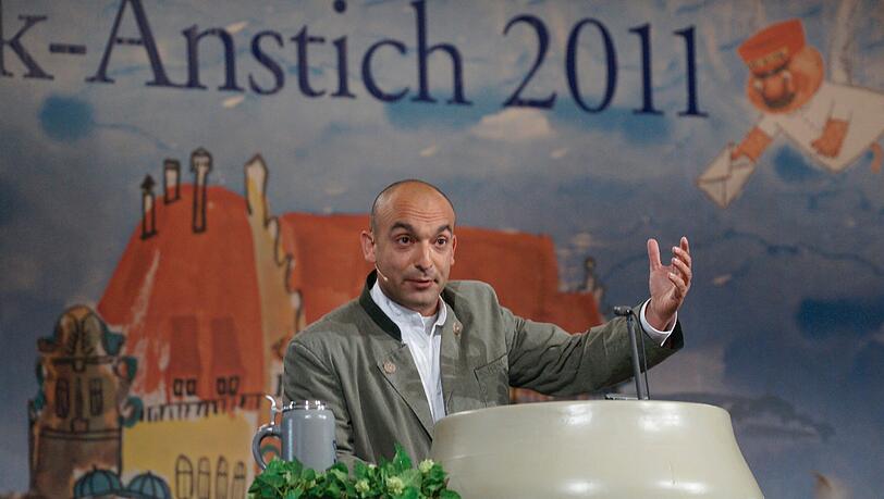 Auf ein neues: Wie 2011 wird Django Asül beim Maibock-Anstich auch heuer vom Leder ziehen. Auf ein neues: Wie 2011 wird Django Asül beim Maibock-Anstich auch heuer vom Leder ziehen.