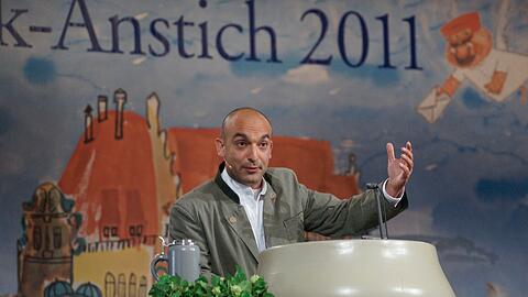 Auf ein neues: Wie 2011 wird Django Asül beim Maibock-Anstich auch heuer vom Leder ziehen.