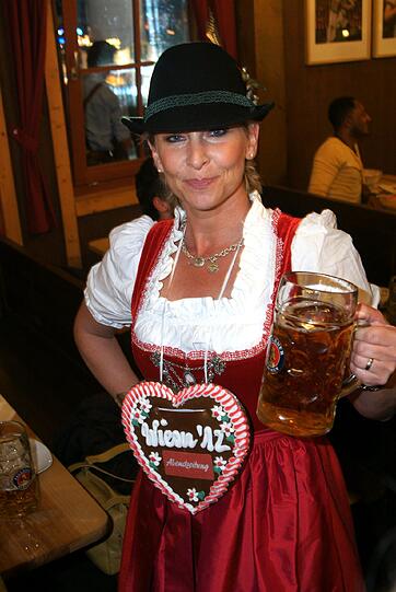 Mit Maß und Jägerhut: Sängerin und Landtagsabgeordnete Claudia Jung.