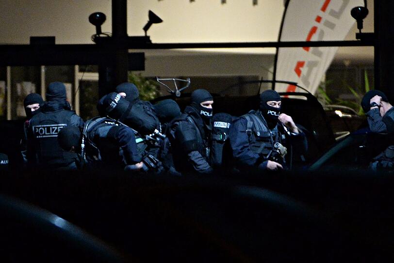 Nervenkrieg in Freiburg! Ein bewaffneter Mann hatte sich in einem Schnellimbiß zusammen mit zwölf Menschen verschanzt.