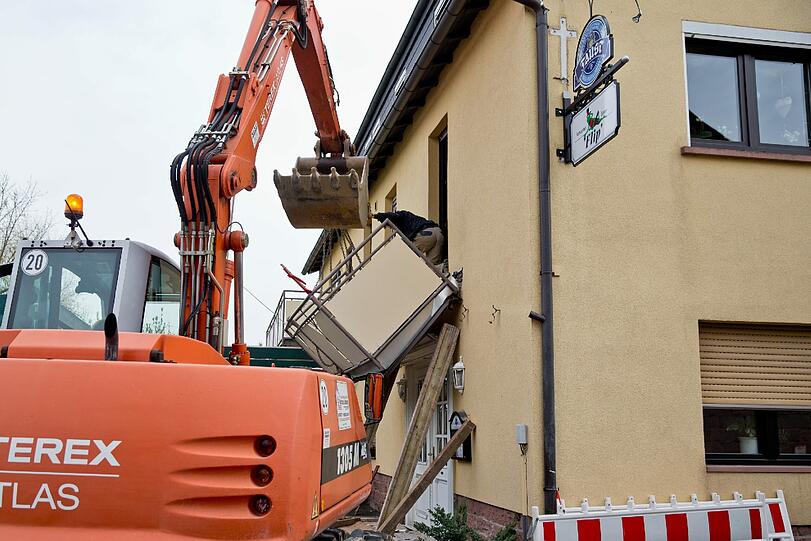 In Faulbach löste sich während einer Familienfeier ein Balkon von einer Hauswand. Die Bilder.