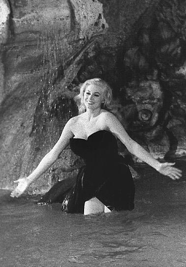 Anita Ekbergs Bad im römischen Trevi-Brunnen in Federico Fellinis &bdquo;La Dolce Vita&ldquo;.