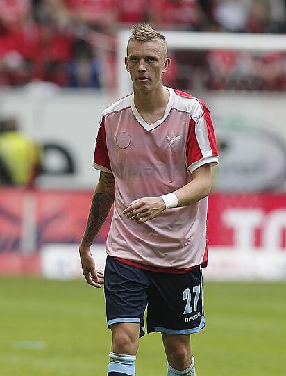 In der Liga läuft's dagegen ganz und gar nicht für die Löwen: Trauriger Höhepunkt: eine 0:3-Pleite bei Fortuna Düsseldorf. Insgesamt bleiben die Löwen die ersten zwölf Spiele ohne Dreier und verdienen sich den Spitznamen-Sieglos-Löwen - absoluter Negativ-Rekord in der 1860-Historie.