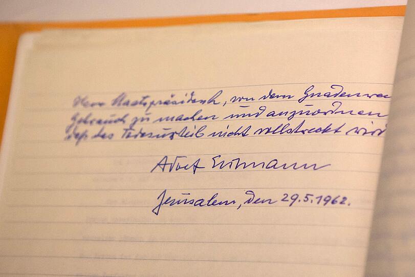 Das von Adolf Eichmann unterschriebene Gnaden-Ersuch, das die israelische Regierung nun veröffentlicht hat.