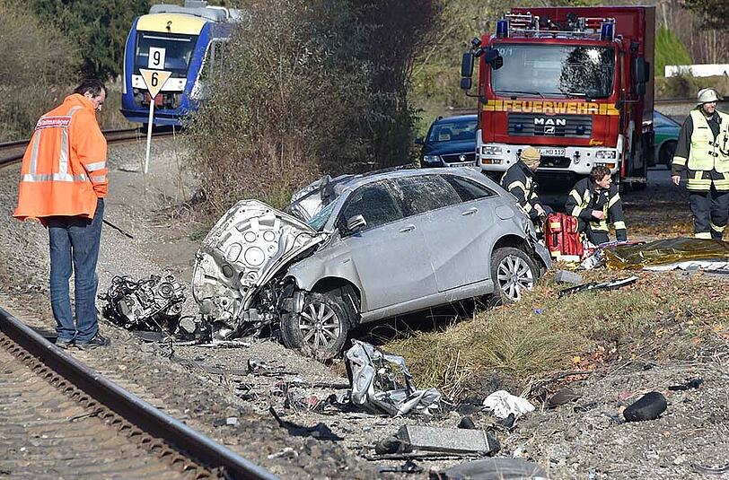 Der Regionalzug rammte den Wagen, als dieser gerade die Gleise überquerte. Beide Insassen starben noch am Unfallort.